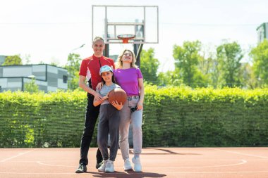 Basketboldan sonra aile iyi eğlenceler.