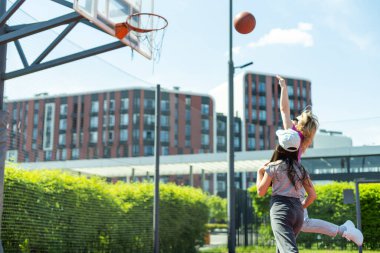 Anne ve kızı basketbol oynarken