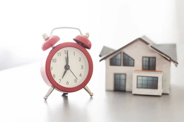Wecker Und Ein Hausmodell Zeit Für Eine Hypotheken Oder Immobilienversicherung — Stockfoto
