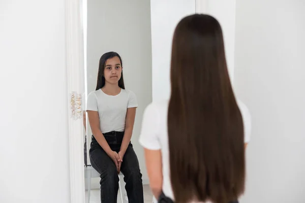 Teenage Girl Long Hair Haircut — Stock Photo, Image