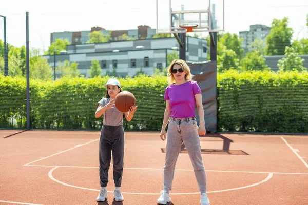 Мати Дочка Грають Баскетбол — стокове фото