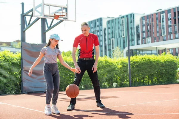 Happy Father Teenage Daughter Playing Basketball Court — Zdjęcie stockowe