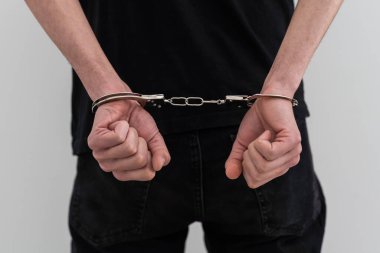 Elleri kelepçeli insanlar. suçlu.