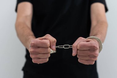 Elleri kelepçeli insanlar. suçlu.