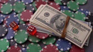 Poker fişleri ve kumarhane masasında dolar kazanmak. Kumar.