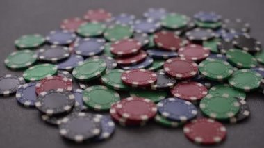 Kumarhane poker fişleri yeşil masada.