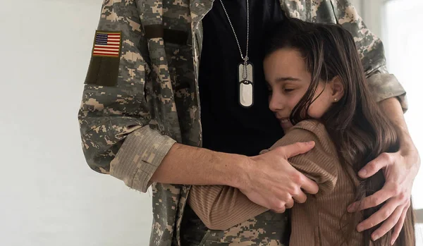 Soldado Reunido Com Sua Filha — Fotografia de Stock