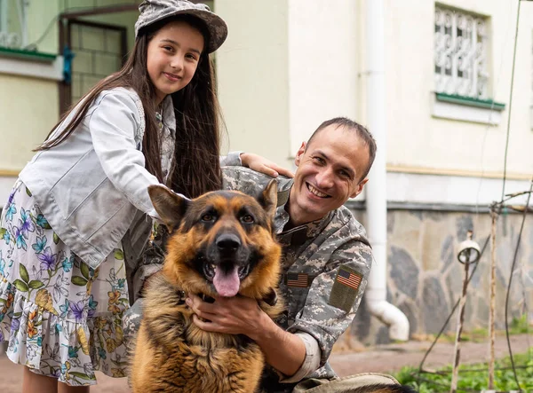 Soldat Réuni Avec Fille — Photo