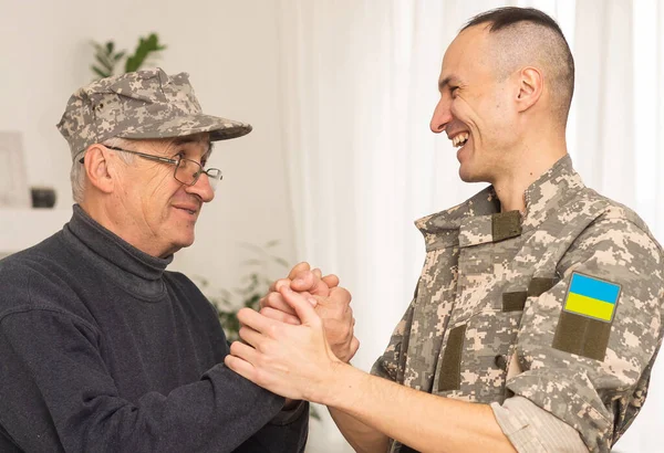Soldat Militär Uniform Återförenas Med Sin Familj Och Ukrainska Flagga — Stockfoto