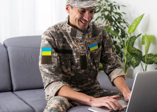 Ukrainsk Militär Man Med Bärbar Dator — Stockfoto