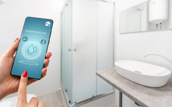 Handhaltendes Smartphone Mit Home Control Applikation Mit Wassererkennung Smart Home — Stockfoto