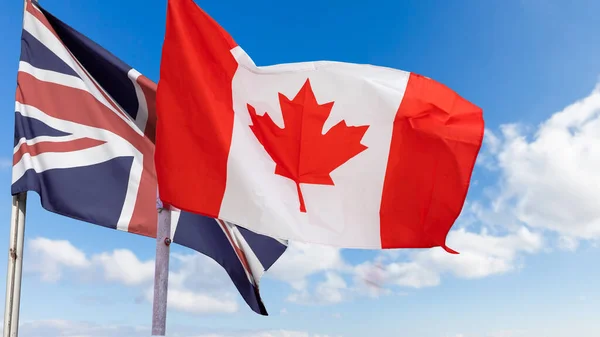 Mavi Gökyüzünün Arka Planında Kanada Ngiliz Bayrakları — Stok fotoğraf