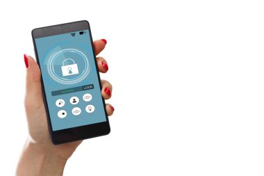 Akıllı ev sistemi ile telefon tutarak izole kadın eli.