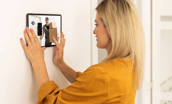 Žena Sledování Dodávky Muž Bezpečnostní Kamery Cctv Video Tabletu — Stock fotografie