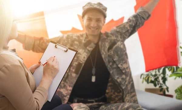Med Kanadas Flagga Soldat Hos Psykolog — Stockfoto