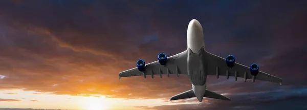 Avião Passageiros Branco Voando Céu Nuvens Incríveis Fundo Viajar Transporte — Fotografia de Stock