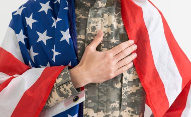 ABD bayrağını tutan asker.