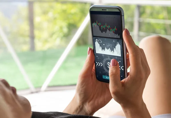 Ico Koncept Handklick Smartphone Med Abstrakt Grafik — Stockfoto