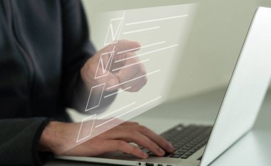 İş teknolojisi hologram iş simgesi sanal ekran. Hologram ekranı yazan bir adam. teknoloji sanal ekran laptop, belge, bulut ofis deposu