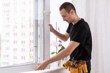 İnşaat işçisi eve yeni pencere takıyor. Yüksek kalite fotoğraf