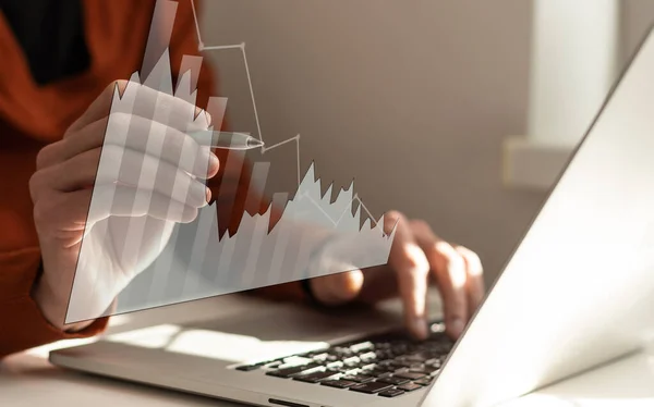 Unternehmenswachstum Und Finanzinvestitionskonzept Geschäftsmann Hand Zeichnung Virtueller Bildschirm Graph Analyse — Stockfoto