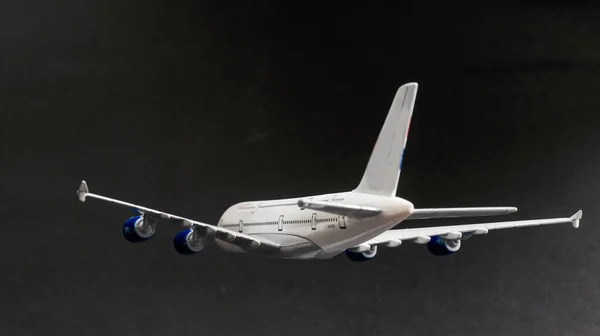 Modelo Plano Avión Sobre Fondo Oscuro — Foto de Stock