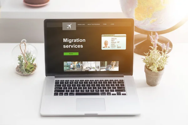 Laptop Met Woord Migratie Service — Stockfoto