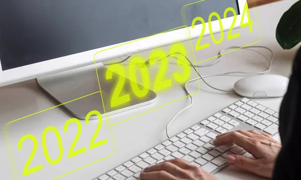 Zakenman Touch Grafiek Analyse Doelen 2024 Virtuele Scherm Bedrijfsrapport Financieel — Stockfoto