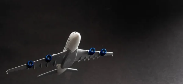 Modellflugzeug Flugzeug Auf Dunklem Hintergrund — Stockfoto