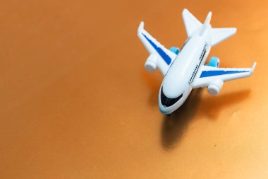 Turuncu arka planda küçük beyaz uçak