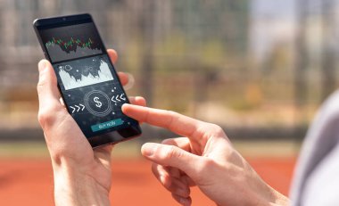 ICO kavramı - soyut grafiklerle akıllı telefona tıklıyor