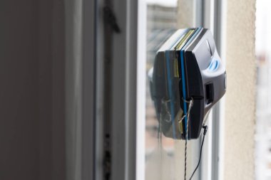 Camları temizleyen akıllı elektrik süpürgesi. Ev aletleri ve teknoloji konsepti.