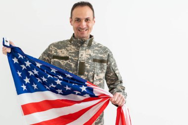 Bayrak tutan Amerikan askeri. Kamuflaj üniformalı bir erkek subay. Ordu kavramı.