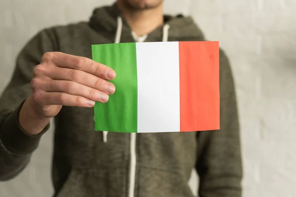 Osoba Držící Italskou Vlajku Bílém Pozadí — Stock fotografie