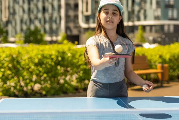 Petite Fille Jouant Ping Pong Dans Parc — Photo