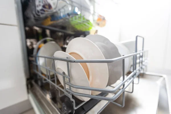 Посудомоечная Машина Крупным Планом Мытой Посудой Простая Использовании Экономия Воды — стоковое фото