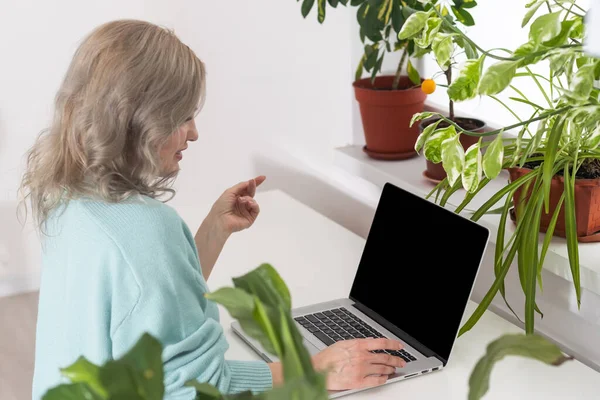 Vrouw Zittend Fauteuil Zet Voeten Vensterbank Werkt Thuis Laptop Tijdens — Stockfoto