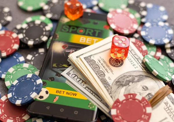 Online Poker Konsepti Yeşil Arka Planda Akıllı Telefon Poker Fişleri — Stok fotoğraf