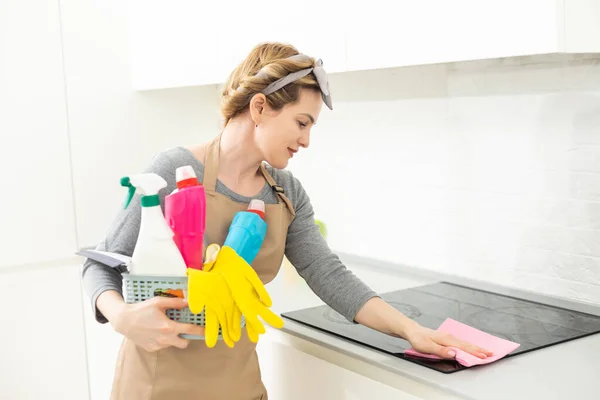 Γυναικείο Καθάρισμα Και Γυάλισμα Του Πάγκου Της Κουζίνας Απορρυπαντικό Ψεκασμού — Φωτογραφία Αρχείου