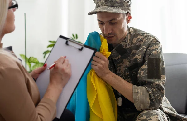 Soldado Militar Ucrânia Tem Sessão Terapia Com Psicólogo Dentro Casa — Fotografia de Stock