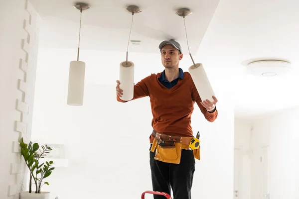 Elektriker Man Arbetar Yttre Ljus Installera Led Ersättningslampa Hemma Underhållskoncept — Stockfoto