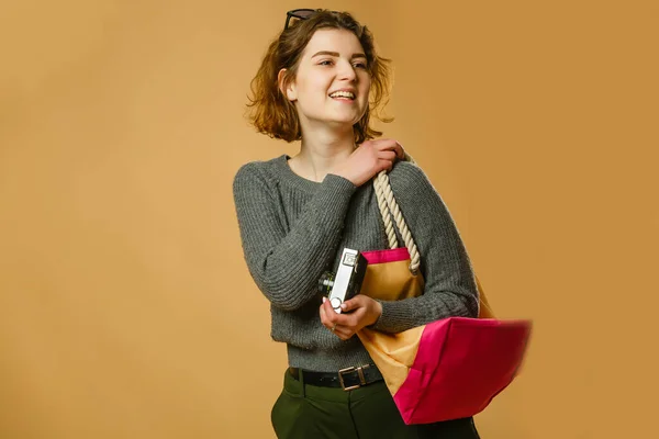 Reisende Frau Mit Koffer Auf Beigem Hintergrund — Stockfoto