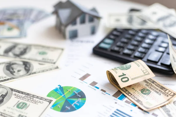 所得税の申告書又は通貨ノート 計算機及び住宅3Dモデルを用いた予算計画に関する会計士 — ストック写真