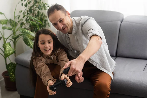 Ενθουσιασμένος Πατέρας Και Κόρη Παίζει Βίντεο Παιχνίδι Στο Σπίτι — Φωτογραφία Αρχείου