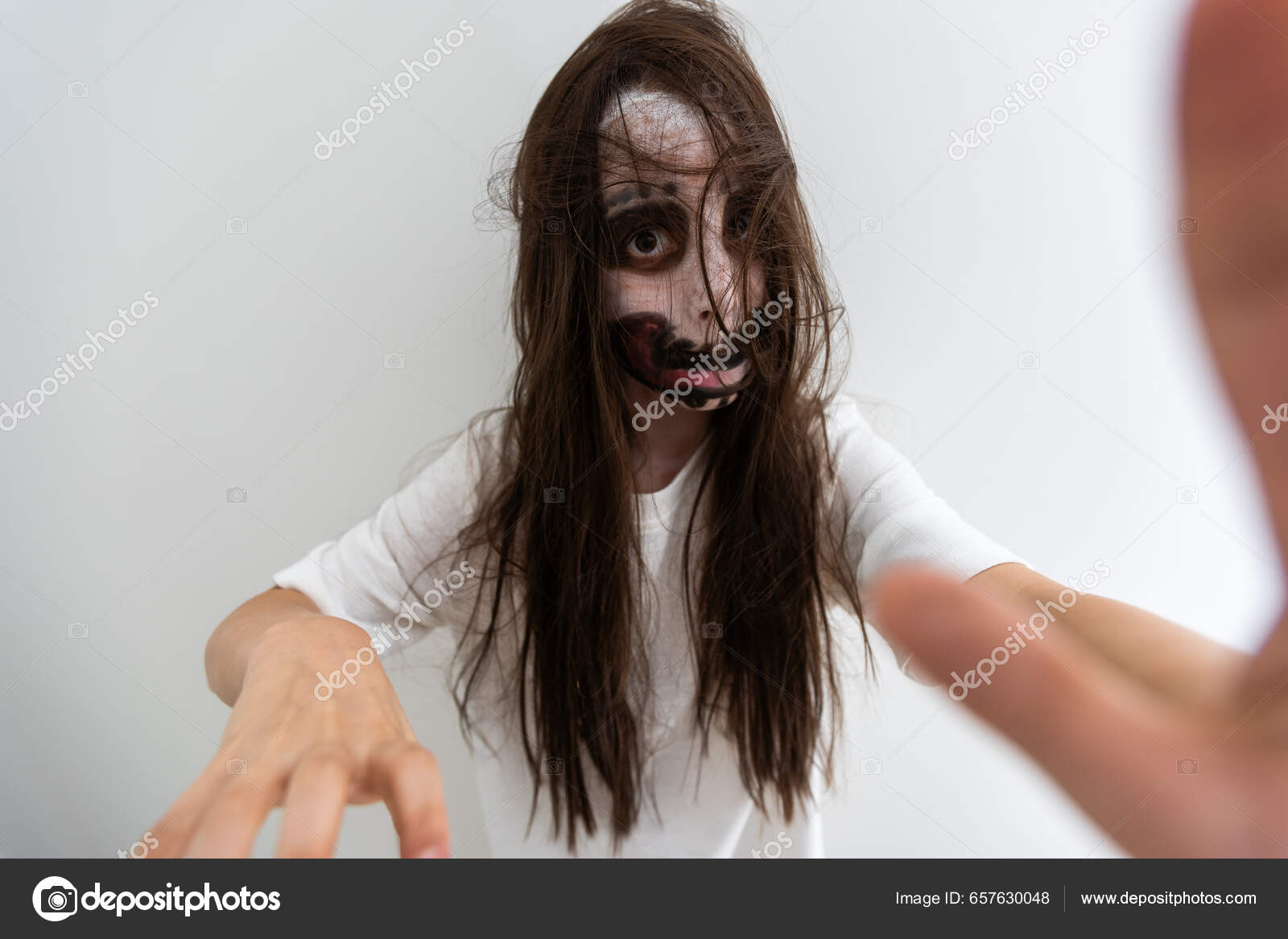 Menina Assustadora Vestido Branco Filme Terror Quarto fotos, imagens de ©  sinenkiy #657630048