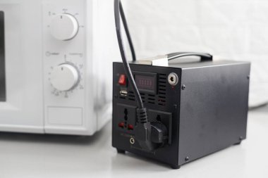 Portable power station that powers a microwave oven.