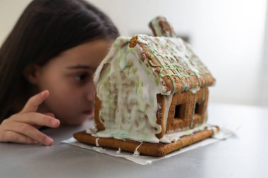 Genç bir kız zencefilli kurabiye yiyor..