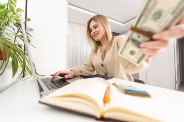 Finansal araştırma, hükümet vergileri ve vergi iade konsepti. İş kadını, ödeme için gelir vergisi formunu doldurmak için dizüstü bilgisayarı kullanıyor. Hesaplama vergi beyannamesi. vergi ve fıçı.