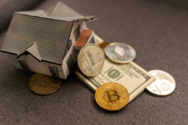 Cryptocurrency altın bitcoins sikke kopya alanı ile siyah arka plan üzerinde beyaz kağıt ev oyuncak. Emlak kavramı, yeni ev kavramı, Finans Kredi iş kavramı