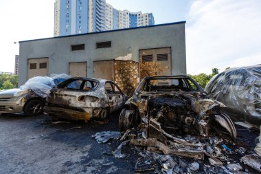 Bombalamadan sonra. Rus ordusu Mart 2022 'de Irpin kasabası Kyiv Oblastı' nda arabaları, evleri yaktı ve insanları öldürdü. Ukrayna halkına terör ve soykırım.